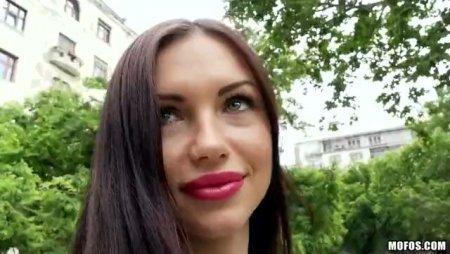 Губастая красотка отдалась за крупную сумму пикаперу
